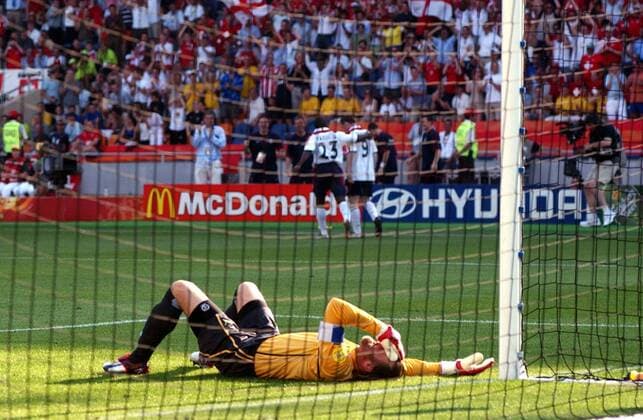 Torwart Jörg Stiel (Schweiz) ist geschlagen, im Hintergrund jubeln die Engländer Fußball EM Herren Euro 2004, Europameisterschaft, Länderspiel, Nationalmannschaft, Nationalteam, Gruppe B Einzelbild Coimbra Enttäuschung,
