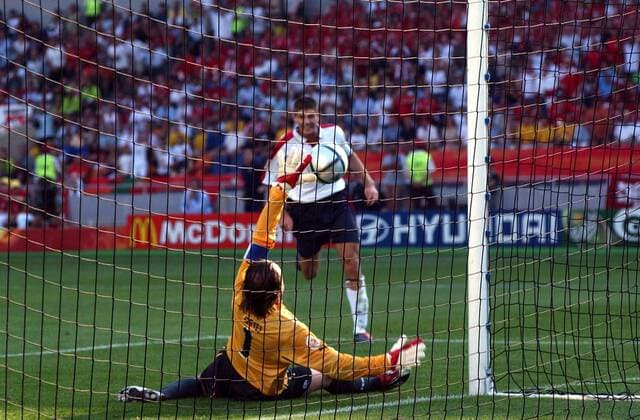 Steven Gerrard (England) trifft zum 3:0 gegen Torwart Jörg Stiel (Schweiz) Fußball EM Herren Euro 2004, Europameisterschaft, Länderspiel, Nationalmannschaft, Nationalteam, Gruppe B Gruppe Coimbra Dynamik,