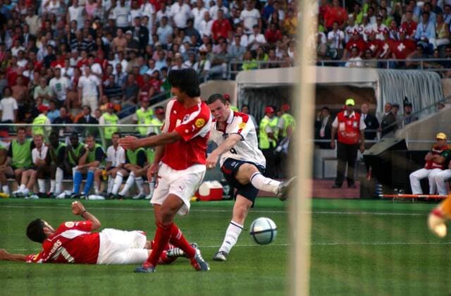 Wayne Rooney (England, re.) zieht ab zum 2:0, Ricardo Cabanas (li.) und Murat Yakin (beide Schweiz) sind chancenlos Fußball EM Herren Euro 2004, Europameisterschaft, Länderspiel, Nationalmannschaft, Nationalteam, Gruppe B Gruppe Coimbra Dynamik,