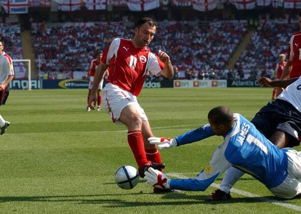 Stephane Chapuisat (Schweiz, li.) gegen Torwart David James (England) Fußball EM Herren Euro 2004, Europameisterschaft, Länderspiel, Nationalmannschaft, Nationalteam, Gruppe B Gruppe Coimbra Dynamik,