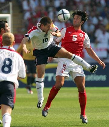 Murat Yakin (Schweiz, re.) gegen Michael Owen (England) Fußball EM Herren Euro 2004, Europameisterschaft, Länderspiel, Nationalmannschaft, Nationalteam, Gruppe B Gruppe Coimbra Dynamik,
