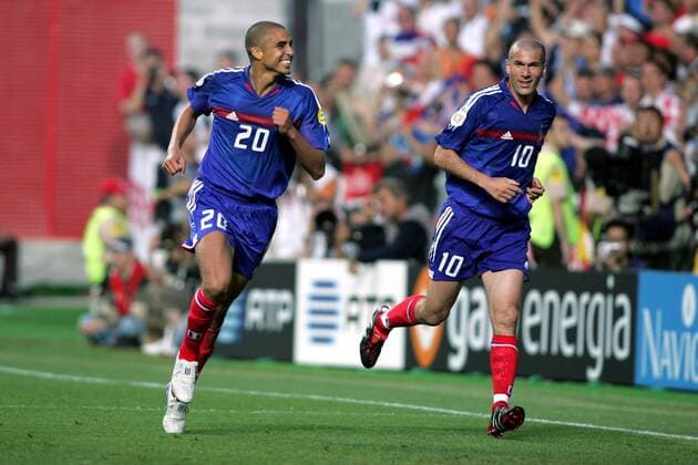 David Trezeguet (li.) und Zinedine Zidane (beide Frankreich) - Torjubel Fußball EM Herren Euro 2004, Europameisterschaft, Länderspiel, Nationalmannschaft, Nationalteam, Gruppe B Gruppe Leiria Freude,  