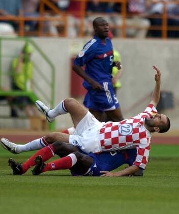 Nenad Bjelica (Kroatien, oben) fällt über Thuram (Frankreich) Fußball EM Herren Euro 2004, Europameisterschaft, Länderspiel, Nationalmannschaft, Nationalteam, Gruppe B Gruppe Leiria Dynamik,