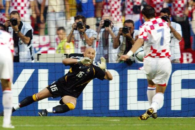 Torwart Fabien Barthez (hi., Frankreich) machtlos gegen den Elfmeter von Milan Rapajic (Kroatien) Fußball EM Herren Euro 2004, Europameisterschaft, Länderspiel, Nationalmannschaft, Nationalteam, Gruppe B, Vdig Gruppe Leiria Dynamik, Abwehr,