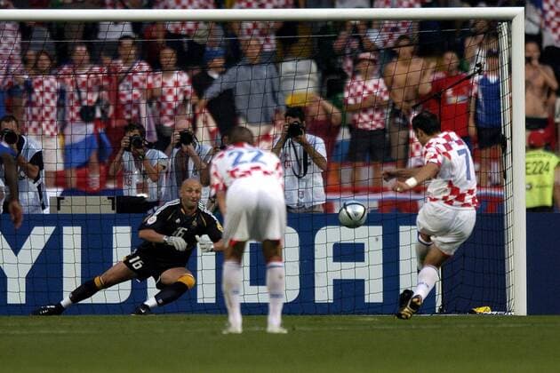 Milan Rapaic (Kroatien, re.) trifft per Elfmeter zum 1:1 gegen Torwart Fabien Barthez (Frankreich) Fußball EM Herren Euro 2004, Europameisterschaft, Länderspiel, Nationalmannschaft, Nationalteam, Gruppe B Gruppe Leiria Dynamik,
