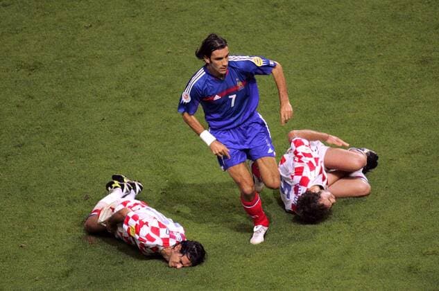 Wenn Robert Pires (Mitte, Frankreich) kommt, sinken die Gegner zu Boden, hier Dovani Rosso (li.) und Igor Tudor (beide Kroatien) verletzt auf dem Rasen Fußball EM Herren Euro 2004, Europameisterschaft, Länderspiel, Nationalmannschaft, Nationalteam, Gruppe B, Vdig Gruppe Leiria Überlegenheit  