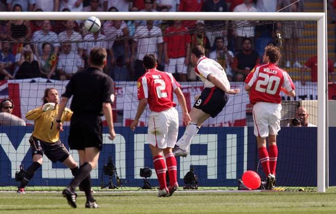 Wayne Rooney (2.v.re., England) setzt sich gegen Patrick Müller (re.) und Bernt Haas (2) durch, und bezwingt Torwart Jörg Stiel (alle Schweiz) per Kopfball zum 1:0 Fußball EM Herren Euro 2004, Europameisterschaft, Länderspiel, Nationalmannschaft, Nationalteam, Gruppe B Gruppe Coimbra Dynamik,