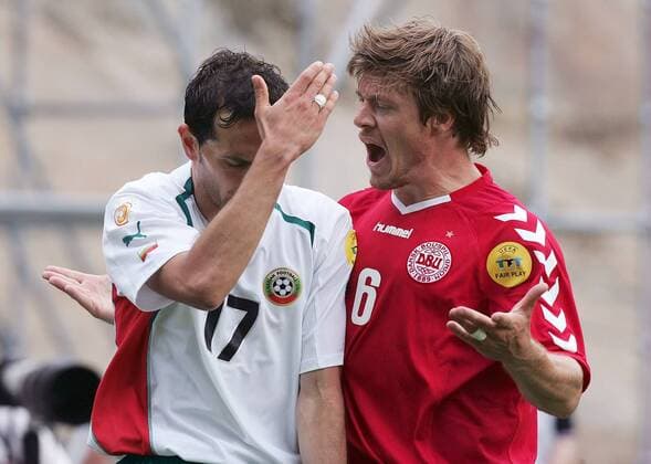 Martin Petrov (li., Bulgarien) und Thomas Helveg (Dänemark) geraten aneinander Fußball EM Herren Euro 2004, Europameisterschaft, Länderspiel, Nationalmannschaft, Nationalteam, Gruppe C Gruppe Braga