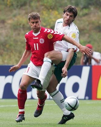 Ebbe Sand (li., Dänemark) gegen Ivailo Petkov (Bulgarien) Fußball EM Herren Euro 2004, Europameisterschaft, Länderspiel, Nationalmannschaft, Nationalteam, Gruppe C Gruppe Braga Anstrengung,