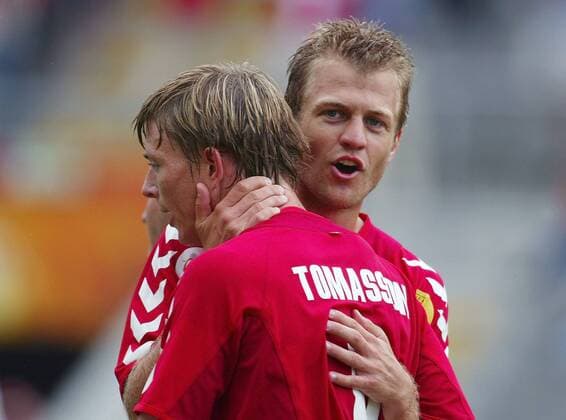 Torschütze Jon Dahl Tomasson (vorn) wird von Daniel Jensen (beide Dänemark) gefeiert Fußball EM Herren Euro 2004, Europameisterschaft, Länderspiel, Nationalmannschaft, Nationalteam, Gruppe C Gruppe Braga Begeisterung, Freude,