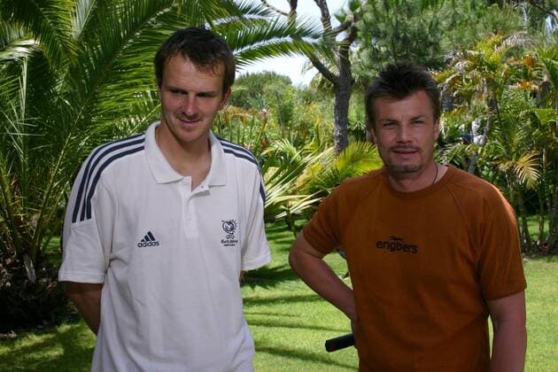 Dietmar Hamann (li., Deutschland) und DSF-Reporter Thomas Helmer Fußball EM Herren Euro 2004, Europameisterschaft, Nationalmannschaft, Nationalteam, Vdig Gruppe Faro-Loule, Almancil