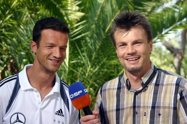 Fredi Bobic (li., Deutschland) bei DSF-Reporter Thomas Helmer im Interview Fußball EM Herren Euro 2004, Europameisterschaft, Nationalmannschaft, Nationalteam, Vdig Gruppe Faro-Loule, Almancil