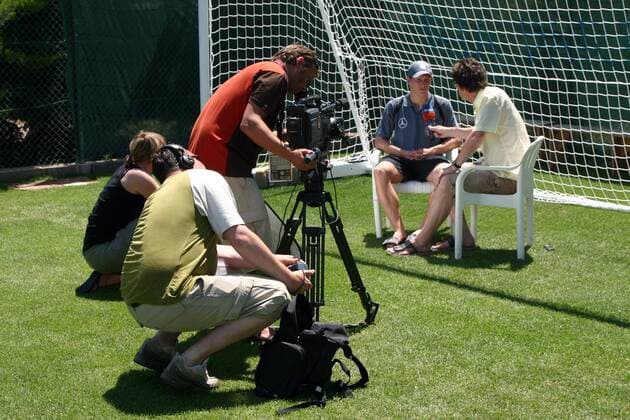 Bastian Schweinsteiger (hi. li., Deutschland) und DSF-Reporter Thomas Herrmann beim Interview im Tor Fußball EM Herren Euro 2004, Europameisterschaft, Nationalmannschaft, Nationalteam, Vdig Gruppe Faro-Loule, Almancil