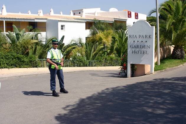 Ria Park Garden Hotel - das Mannschaftsquartier der deutschen Nationalmannschaft ist gut bewacht Fußball EM Herren Euro 2004, Europameisterschaft, Nationalmannschaft, Nationalteam, Vdig Totale Faro-Loule, Almancil
