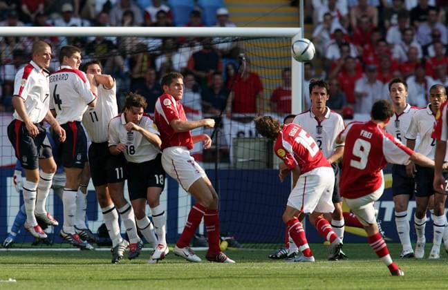 Alexander Frei (Schweiz) wird bei seiner Freistoßausführung beobachtet v.li.: Beckham, Gerrard, Lampard, Hargreaves (alle England), Huggel, Gygax (beide Schweiz), Neville, Terry und Dyer (alle England) Fußball EM Herren Euro 2004, Europameisterschaft, Länderspiel, Nationalmannschaft, Nationalteam, Gruppe B Gruppe Coimbra Dynamik, Spannung,