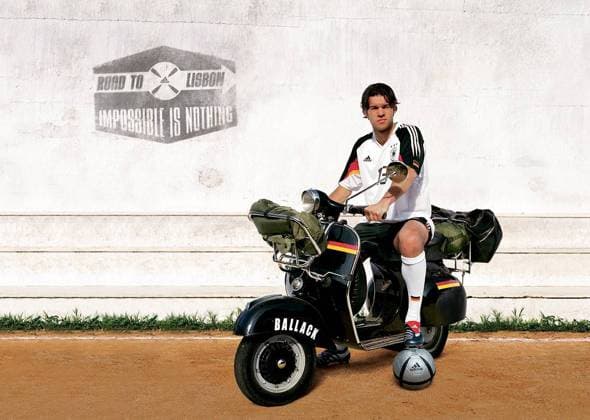 Michael Ballack (Deutschland) präsentiert während eines Werbeshootings den offiziellen Ball der Euro 2004 - den Adidas Roteiro Fußball EM Herren Euro 2004, Europameisterschaft, Nationalmannschaft, Nationaltrikot, Nationalteam, Werbeaufnahme Einzelbild Impossible is nothing Werbeshooting