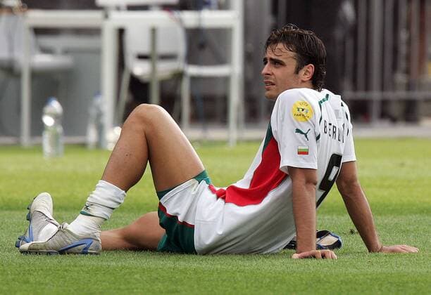 Dimitar Berbatov (Bulgarien) ist nach dem vorzeitigen Ausscheiden bei der Europameisterschaft 2004 in Portugal enttäuscht Fußball EM Herren Euro 2004, Europameisterschaft, Länderspiel, Nationalmannschaft, Nationalteam, Nationaltrikot Einzelbild Braga Enttäuschung,