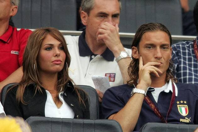 Francesco Totti (Italien) mit seiner Freundin Ilary Blasi auf der Tribüne - der italienische Kapitän wurde nach einer Spuckattacke im ersten Gruppenspiel von der UEFA für 3 Spiele gesperrt Fußball EM Herren Euro 2004, Europameisterschaft, Länderspiel, Nationalmannschaft, Nationalteam, Gruppe C, Gruppe Porto Enttäuschung, Nachdenklichkeit,