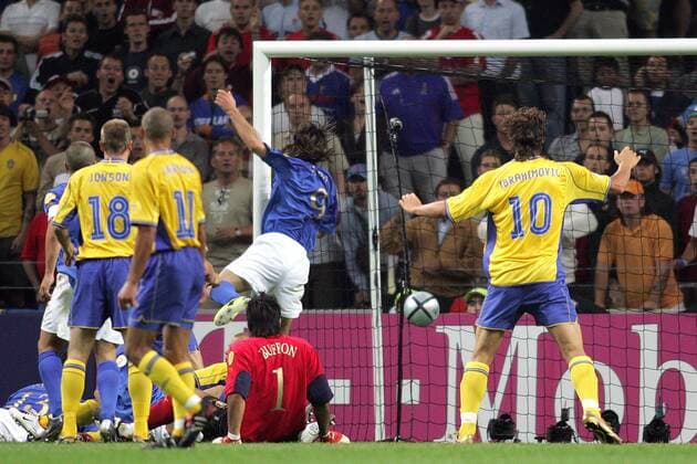 Zlatan Ibrahimovic (Schweden, re.) erzielt den 1:1-Ausgleich, li. sind Torwart Buffon und Vieri (beide Italien) machtlos Fußball EM Herren Euro 2004, Europameisterschaft, Länderspiel, Nationalmannschaft, Nationalteam, Gruppe C, Gruppe Porto Dynamik,