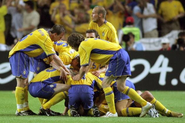 Torschütze Zlatan Ibrahimovic (Schweden) wird nach dem 1:1-Ausgleich von seinen Teamkollegen umjubelt Fußball EM Herren Euro 2004, Europameisterschaft, Länderspiel, Nationalmannschaft, Nationalteam, Gruppe C, Gruppe Porto Begeisterung, Freude,
