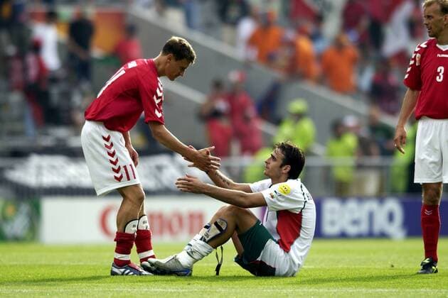 Ebbe Sand (Dänemark, li.) tröstet Dimitar Berbatov (Bulgarien) nach der Niederlage Fußball EM Herren Euro 2004, Europameisterschaft, Länderspiel, Nationalmannschaft, Nationalteam, Gruppe C, Gruppe Braga Kameradschaft,