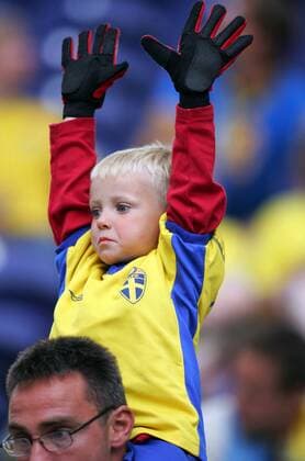 Ein kleiner Schweden-Fan macht sich bemerkbar Fußball EM Herren Euro 2004, Europameisterschaft, Länderspiel, Nationalmannschaft, Nationalteam, Gruppe C Einzelbild Porto