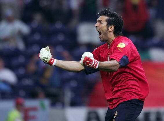 Torwart Gianluigi Buffon (Italien) - Torjubel Fußball EM Herren Euro 2004, Europameisterschaft, Länderspiel, Nationalmannschaft, Nationalteam, Gruppe C Einzelbild Aufmacher Porto Freude, Begeisterung,