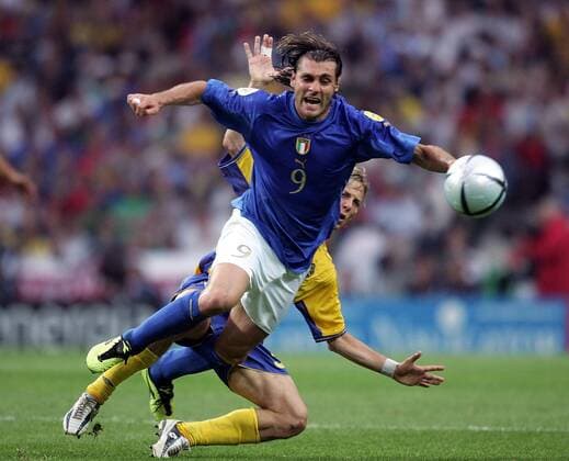 Christian Vieri (Italien, li.) gegen Erik Edman (Schweden) Fußball EM Herren Euro 2004, Europameisterschaft, Länderspiel, Nationalmannschaft, Nationalteam, Gruppe C Gruppe Porto Dynamik, Kampf,