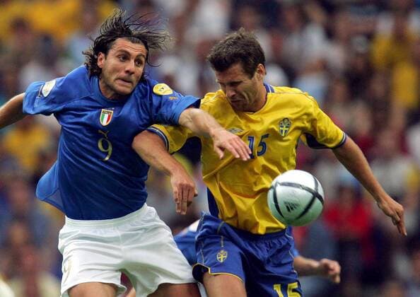 Christian Vieri (Italien, li.) gegen Andreas Jakobsson (Schweden) Fußball EM Herren Euro 2004, Europameisterschaft, Länderspiel, Nationalmannschaft, Nationalteam, Nationaltrikot Gruppe Porto Dynamik, Kampf,