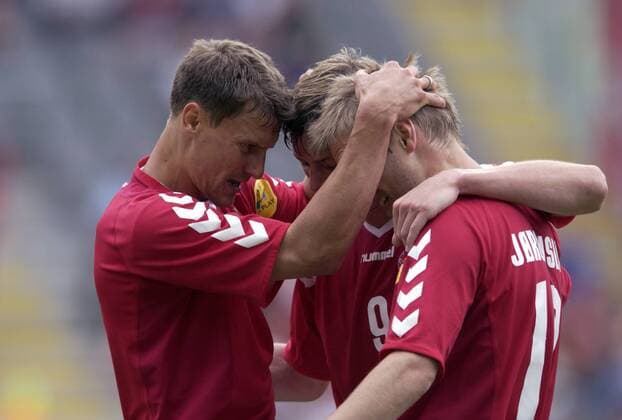 Ebbe Sand (li.) und Martin Jörgensen (re.) freuen sich mit Torschütze Jon Dahl Tomasson (alle Dänemark) über den 1:0-Führungstreffer Fußball EM Herren Euro 2004, Europameisterschaft, Länderspiel, Nationalmannschaft, Nationalteam, Gruppe C, Gruppe Braga Freude,