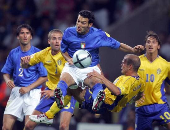 Gianluca Zambrotta (Italien, Mitte) - Sitzkopfball zwischen Fredrik Ljungberg (re.) und Olof Mellberg (beide Schweden) - VERÖFFENTLICHUNGSRECHTE NUR FÜR DEUTSCHE MEDIEN Fußball EM Herren Euro 2004, Europameisterschaft, Länderspiel, Nationalmannschaft, Nationalteam, Gruppe C Gruppe Aufmacher Porto Dynamik, Kampf, Höhe,