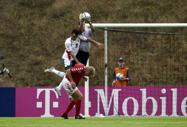 Dimitar Berbatov (Bulgarien, Mitte) scheitert an Torwart Thomas Sörensen und Martin Laursen (beide Dänemark) Fußball EM Herren Euro 2004, Europameisterschaft, Länderspiel, Nationalmannschaft, Nationalteam, Gruppe C, Gruppe Braga Dynamik,