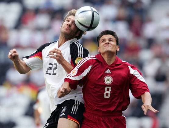 Torsten Frings (Deutschland, li.) gegen Imants Bleidelis (Lettland) Fußball EM Herren Euro 2004, Europameisterschaft, Länderspiel, Nationalmannschaft, Nationalteam, Gruppe D Gruppe Porto Dynamik,