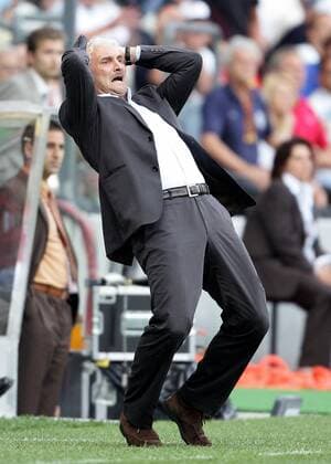 Teamchef Rudi Völler (Deutschland) verzweifelt am Spielfeldrand Fußball EM Herren Euro 2004, Europameisterschaft, Länderspiel, Nationalmannschaft, Nationalteam, Gruppe D Einzelbild Aufmacher Porto Enttäuschung, Verzweiflung, Spannung