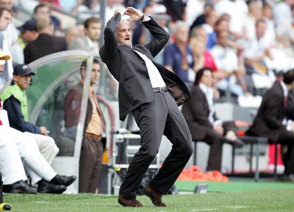 Teamchef Rudi Völler (Deutschland) verzweifelt am Spielfeldrand Fußball EM Herren Euro 2004, Europameisterschaft, Länderspiel, Nationalmannschaft, Nationalteam, Gruppe D Einzelbild Porto Enttäuschung, Verzweiflung, Spannung
