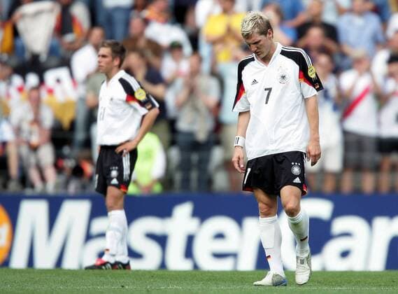 Bastian Schweinsteiger (Deutschland) enttäuscht Fußball EM Herren Euro 2004, Europameisterschaft, Länderspiel, Nationalmannschaft, Nationalteam, Gruppe D Einzelbild Porto Enttäuschung,