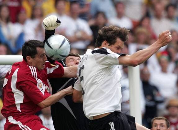 Igors Stepanovs (li.) und Torwart Aleksandrs Kolinko (Mitte, beide Lettland) stemmen sich gegen Frank Baumann (Deutschland) Fußball EM Herren Euro 2004, Europameisterschaft, Länderspiel, Nationalmannschaft, Nationalteam, Gruppe D Gruppe Porto Dynamik,