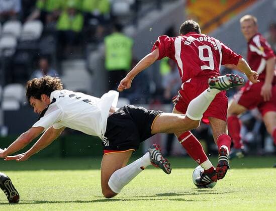 Maris Verpakovskis (Lettland, re.) setzt sich gegen Michael Ballack (Deutschland) durch Fußball EM Herren Euro 2004, Europameisterschaft, Länderspiel, Nationalmannschaft, Nationalteam, Gruppe D Gruppe Porto Dynamik,