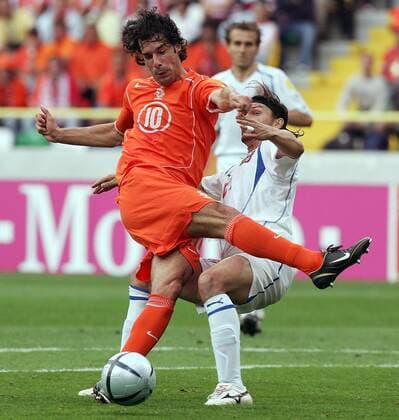 Ruud van Nistelrooy (Niederlande, li.) gegen Tomas Ujfalusi (Tschechien) Fußball EM Herren Euro 2004, Europameisterschaft, Länderspiel, Nationalmannschaft, Nationalteam, Gruppe D, Gruppe Aveiro Dynamik, Überlegenheit