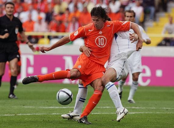 Ruud van Nistelrooy (Niederlande, li.) gegen Tomas Ujfalusi (Tschechien) Fußball EM Herren Euro 2004, Europameisterschaft, Länderspiel, Nationalmannschaft, Nationalteam, Gruppe D, Gruppe Aveiro Dynamik, Kampf,