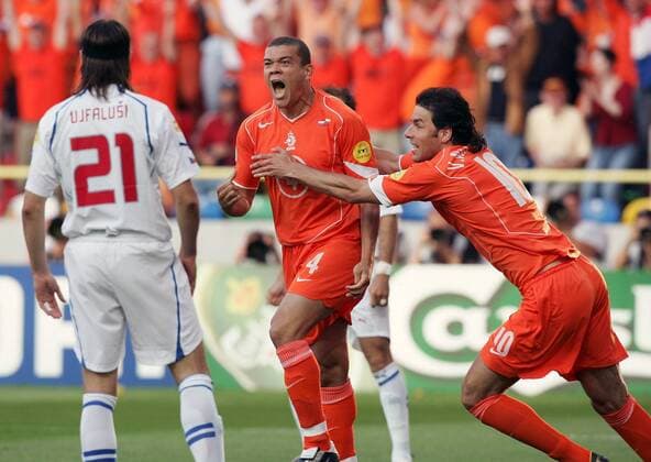 Wilfred Bouma (Niederlande, Mitte) ist von Ruud van Nistelrooy (re., beide Niederlande) nicht zu halten Fußball EM Herren Euro 2004, Europameisterschaft, Länderspiel, Nationalmannschaft, Nationalteam, Gruppe D, Gruppe Aveiro Freude, Begeisterung,