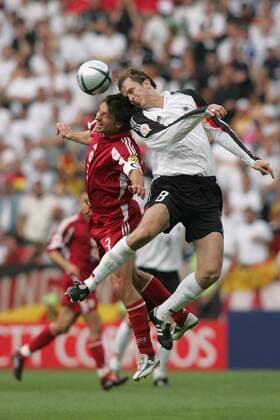 Vitalis Astafjevs (Lettland, li.) gegen Dietmar Hamann (Deutschland) Fußball EM Herren Euro 2004, Europameisterschaft, Länderspiel, Nationalmannschaft, Nationalteam, Gruppe D Gruppe Porto Dynamik,