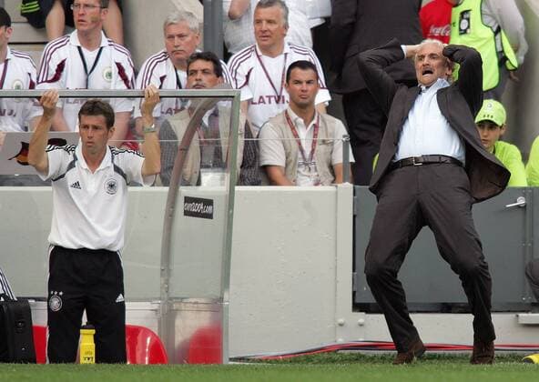 Teamchef Rudi Völler (re.) und Bundestrainer Michael Skibbe (beide Deutschland) verzweifelt am Spielfeldrand Fußball EM Herren Euro 2004, Europameisterschaft, Länderspiel, Nationalmannschaft, Nationalteam, Gruppe D Gruppe Entsetzen, entsetzt, Panik, Emotionen Porto Verzweiflung, Spannung, Enttäuschung