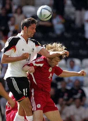 Kevin Kuranyi (Deutschland, li.) gegen Mihails Zemlinskis (Lettland) Fußball EM Herren Euro 2004, Europameisterschaft, Länderspiel, Nationalmannschaft, Nationalteam, Gruppe D Gruppe Porto Dynamik,