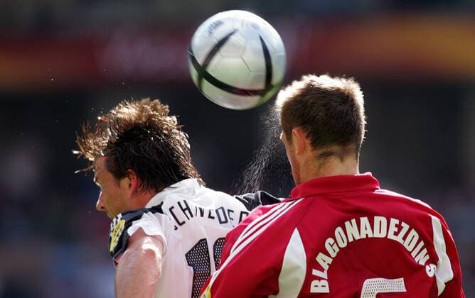 Olegs Blagonadezdins (Lettland, re.) gegen Bernd Schneider (Deutschland) Fußball EM Herren Euro 2004, Europameisterschaft, Länderspiel, Nationalmannschaft, Nationalteam, Gruppe D Gruppe Porto