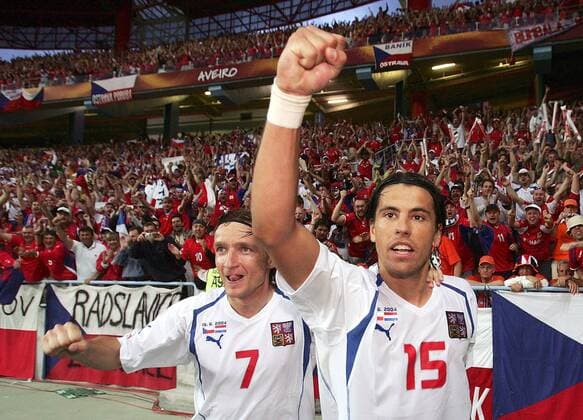 Torschütze Vladimir Smicer (li.) und Milan Baros (beide Tschechien) feiern die 3:2-Führung vor der tschechischen Fankurve Fußball EM Herren Euro 2004, Europameisterschaft, Länderspiel, Nationalmannschaft, Nationalteam, Gruppe D, Gruppe Aveiro Begeisterung, Freude,