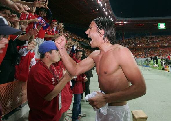 Milan Baros (Tschechien) bejubelt mit den Fans den 3:2-Erfolg Fußball EM Herren Euro 2004, Europameisterschaft, Länderspiel, Nationalmannschaft, Nationalteam, Gruppe D, Gruppe Aveiro Begeisterung, Freude,