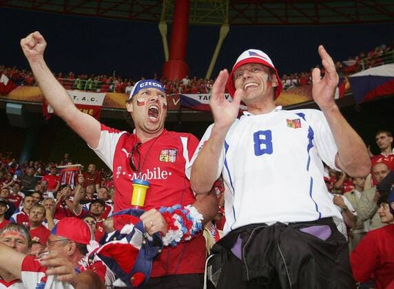 Die tschechischen Fans feiern begeistert ihr siegreiches Team Fußball EM Herren Euro 2004, Europameisterschaft, Länderspiel, Nationalmannschaft, Nationalteam, Gruppe D, Gruppe Aveiro Begeisterung, Freude,