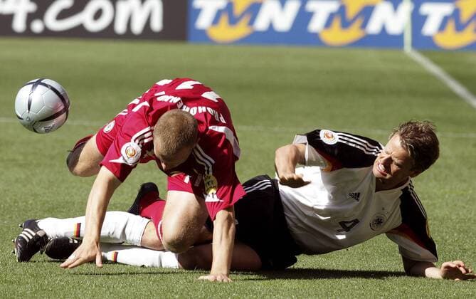 Christian Wörns (Deutschland, re.) stoppt Andrejs Prohorenkovs (Lettland) Fußball EM Herren Euro 2004, Europameisterschaft, Länderspiel, Nationalmannschaft, Nationalteam, Vdig Gruppe Porto Dynamik,