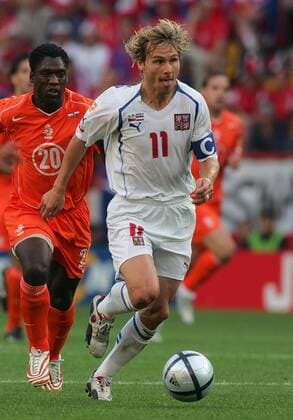 Pavel Nedved (Tschechien, re.) setzt sich gegen Clarence Seedorf (Niederlande) durch Fußball EM Herren Euro 2004, Europameisterschaft, Länderspiel, Nationalmannschaft, Nationalteam, Gruppe D, Gruppe Aveiro Dynamik,
